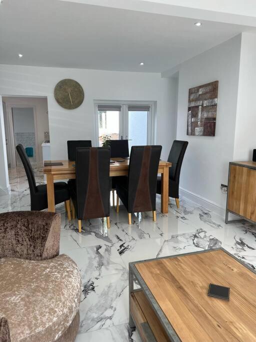 Clare Street - 3 Bedroom House With Private Parking Merthyr Tydfil Exteriör bild