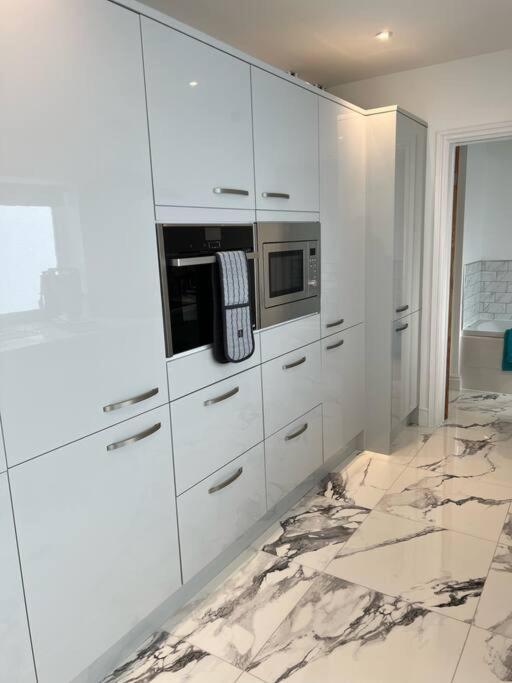 Clare Street - 3 Bedroom House With Private Parking Merthyr Tydfil Exteriör bild