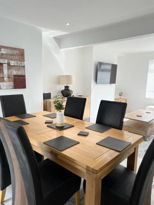 Clare Street - 3 Bedroom House With Private Parking Merthyr Tydfil Exteriör bild