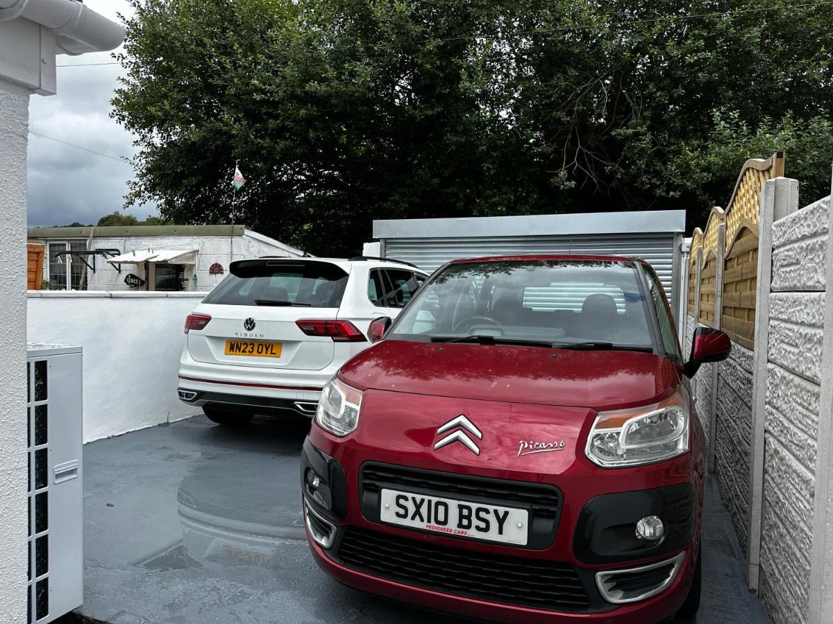 Clare Street - 3 Bedroom House With Private Parking Merthyr Tydfil Exteriör bild